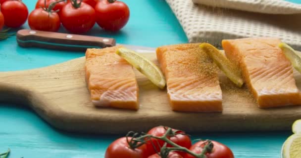 Concepto de cocina. Condimento que cae sobre el pescado de salmón — Vídeos de Stock