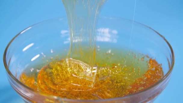 Szépség és testápolás. Folyékony sárga cukorpaszta vagy viasz kék alapon történő szőrtelenítéshez — Stock videók