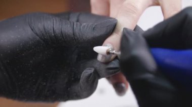 Güzellik salonundaki donanım manikürünün yavaş çekim çekimi.