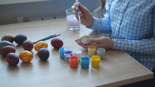 Jonge vrouw geniet van het schilderen op fantasie eieren voor Pasen ei festival. Het symbolische concept van het paaseieren festival — Stockvideo