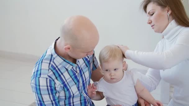 Koncepcja zaburzeń słuchu i ich leczenie. Cute little girl z aparatem słuchowym — Wideo stockowe