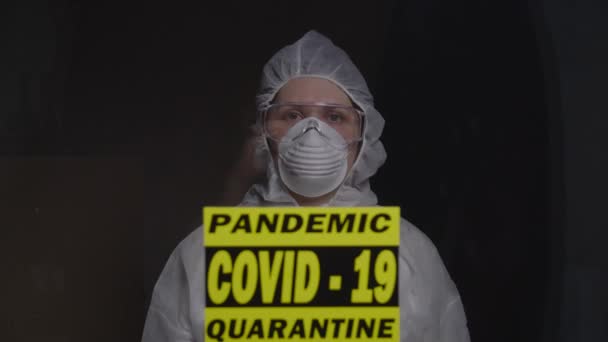 Femme en combinaison de protection en zone de quarantaine arrêt signé. Coronovirus et concept d'isolement — Video