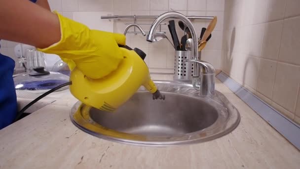 Huisschoonmaakconcept. Man schoonmaken keuken met stoomreiniger — Stockvideo