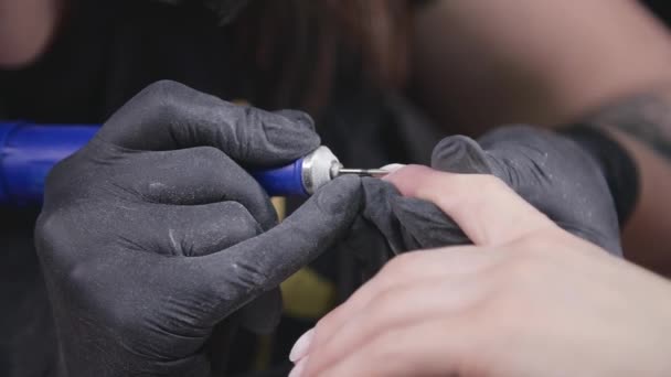 Polerowanie paznokci przed zastosowaniem szelaku żelowego — Wideo stockowe