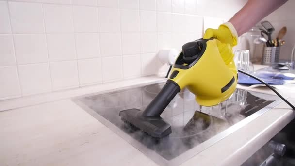 Huisschoonmaakconcept. Man schoonmaken keuken met stoomreiniger — Stockvideo