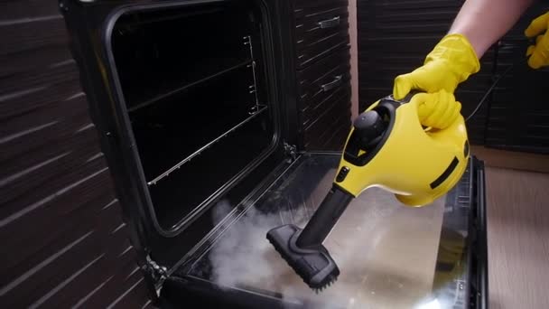 Huisschoonmaakconcept. Man schoonmaken keuken met stoomreiniger — Stockvideo