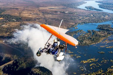 Hang glider Victoria Falls altında üzerinde flyings