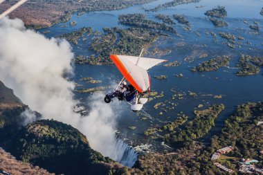 Hang glider Victoria Falls altında üzerinde flyings