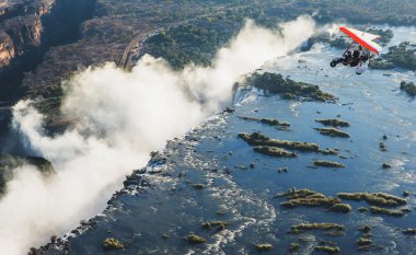 Hang glider Victoria Falls altında üzerinde flyings