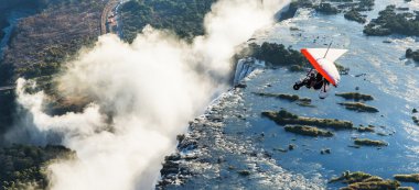 Hang glider Victoria Falls altında üzerinde flyings