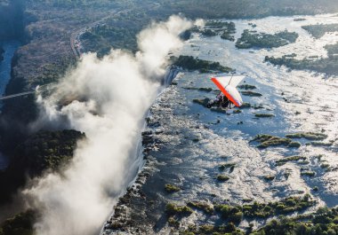 Hang glider Victoria Falls altında üzerinde flyings