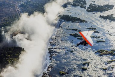 Hang glider Victoria Falls altında üzerinde flyings