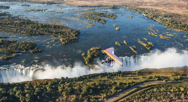 Hang glider Victoria Falls altında üzerinde flyings