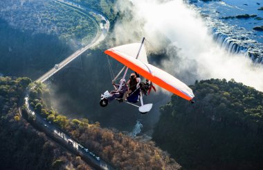 Hang glider Victoria Falls altında üzerinde flyings