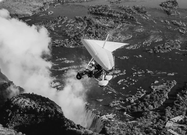 Flyings on hang glider under Victoria Falls — Stock Photo, Image