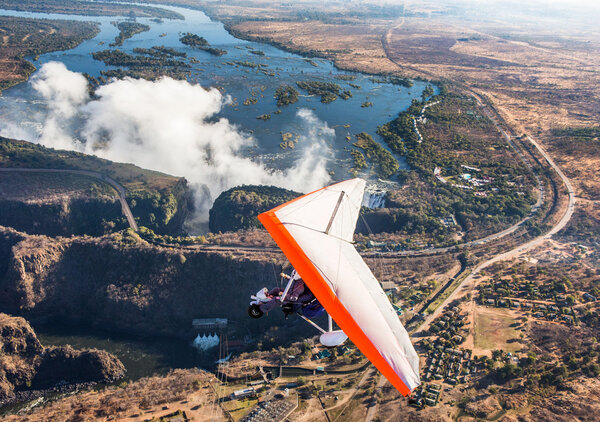 Флайеры на дельтаплане под водопадом Виктория
