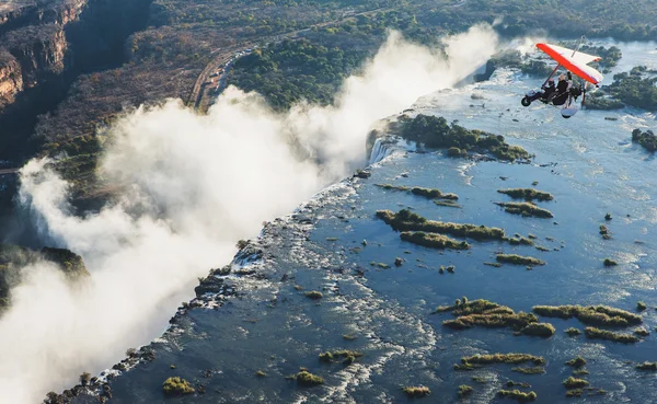 Flyings on hang glider under Victoria Falls — Stock Photo, Image