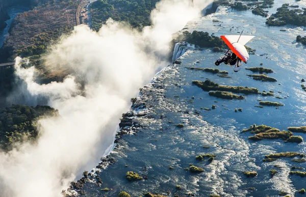 对悬挂式滑翔机在维多利亚瀑布下飞花 — 图库照片