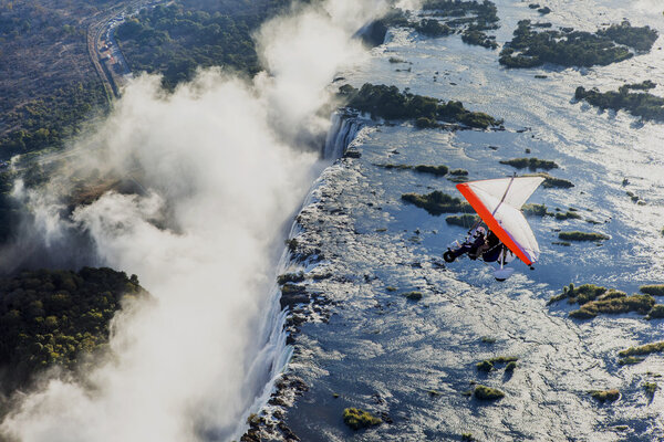 Флайеры на дельтаплане под водопадом Виктория

