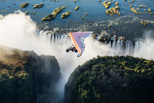 Flyings on hang glider under Victoria Falls — Stock Photo, Image