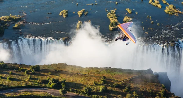Volanti in deltaplano sotto Victoria Falls — Foto Stock