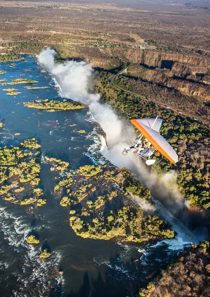 Flyings on hang glider under Victoria Falls — Stock Photo, Image