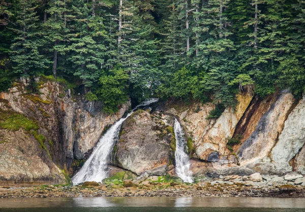 Pequena cachoeira na costa do Alasca — Fotografia de Stock