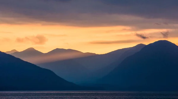 Zonsondergang op de fjorden van Alaska — Stockfoto