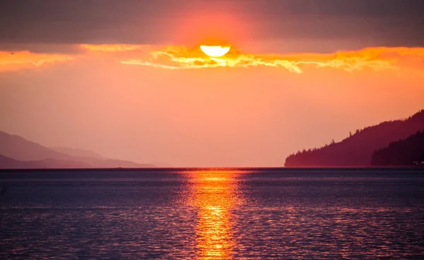 Puesta de sol en fiordos de Alaska — Foto de Stock
