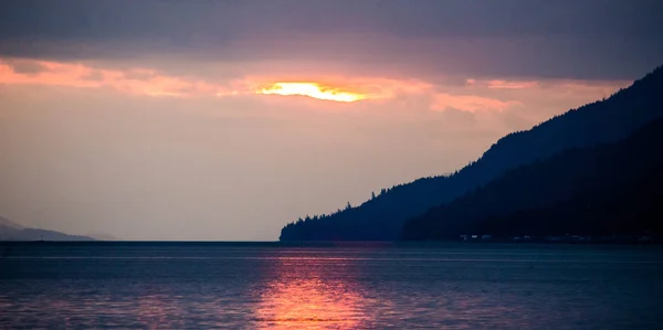 Pôr do sol nos fiordes do Alasca — Fotografia de Stock