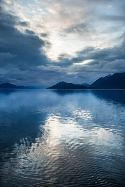 Nubes reflejadas en el agua —  Fotos de Stock