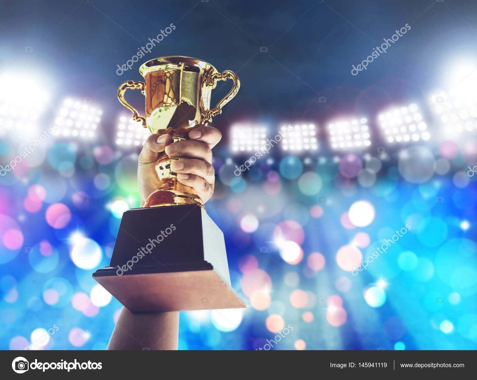 кубок победителя. победитель держит кубок. уимблдон трофей. победитель. кубки мысли мужчины.