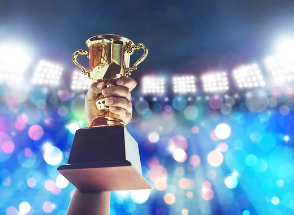 Homem segurando uma taça de troféu de ouro, ganhar conceito . — Fotografia de Stock