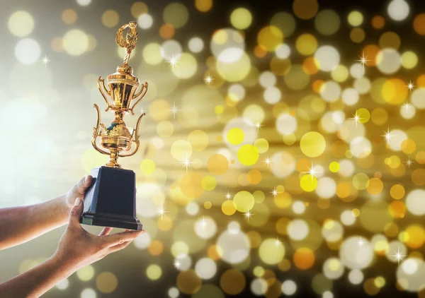 Homem segurando uma taça de troféu de ouro, ganhar conceito . — Fotografia de Stock