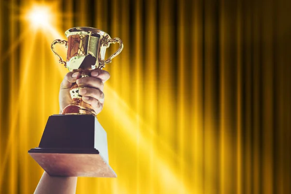 Homem segurando uma taça de troféu de ouro, ganhar conceito . — Fotografia de Stock