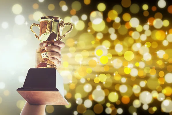 Homem segurando uma taça de troféu de ouro, ganhar conceito . — Fotografia de Stock