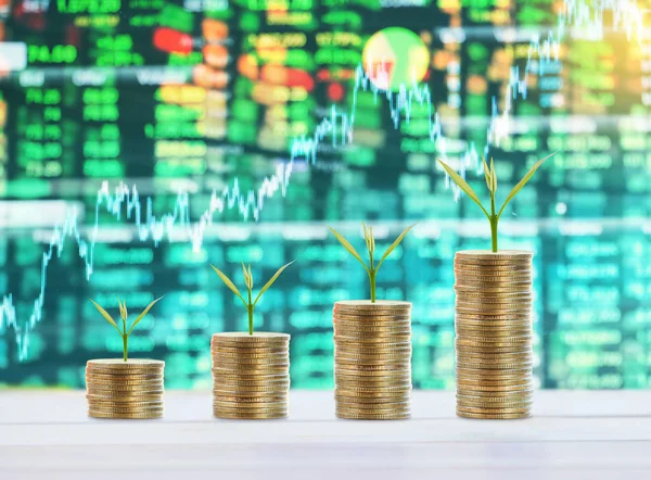 Pila de monedas con gráficos de existencias financieras como fondo . — Foto de Stock