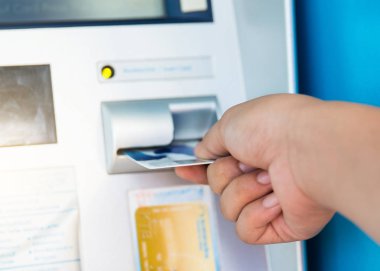 ATM kartı banka makine çekilmeye takma el Pzt