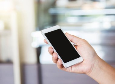 Bir Smartphone tutan eller kadın.