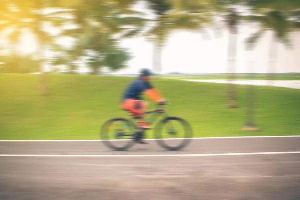 Man rider Mountain Bike i parken. — Stockfoto