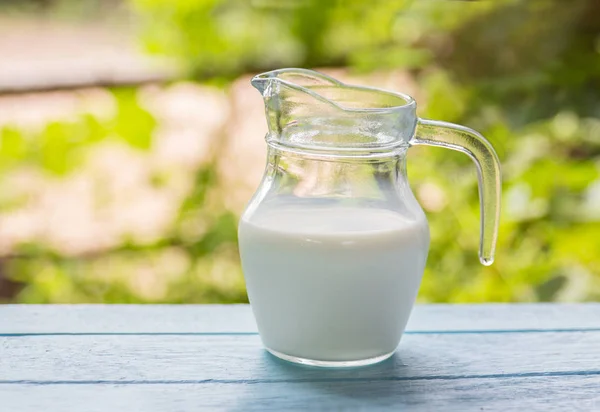 Milch im Krug. — Stockfoto