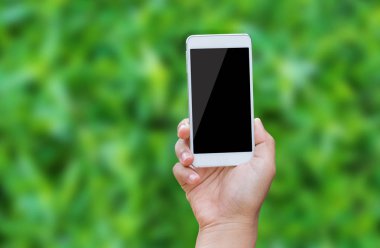 beyaz telefon beyaz kırpma yolu üzerinde izole tutan el.