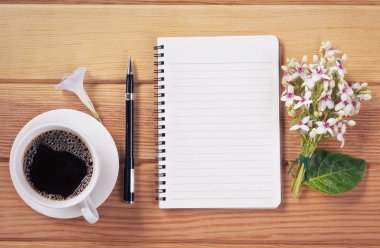 Not defterli kahve fincanı.