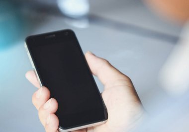 adam bir smartphone kullanarak eller.