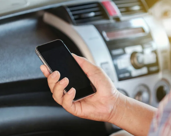 Man använda smartphone i bil. — Stockfoto