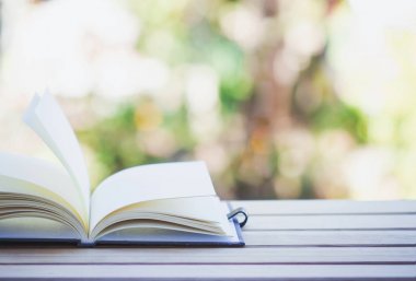 kitap ahşap plakalar arka plan üzerine açık