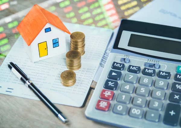 Concepto hipotecario por casa de dinero, concepto bancario . — Foto de Stock