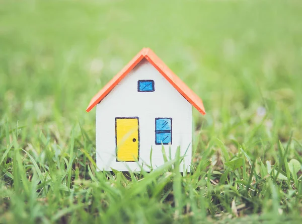 Modelo de casa sobre hierba verde . — Foto de Stock