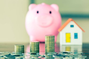 Para ve ev modeli finans ve bankacılık konsepti için masaya..