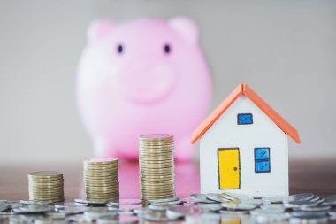 Para ve ev modeli finans ve bankacılık konsepti için masaya..
